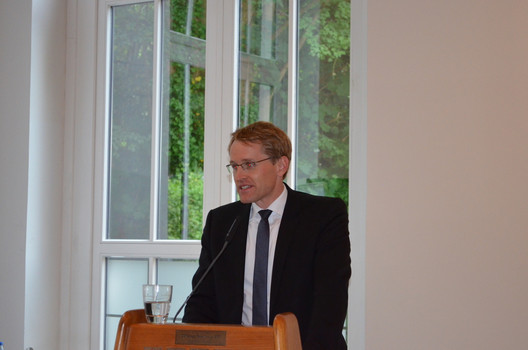 Ministerpräsident Daniel Günther spricht zu den Gästen des dbb